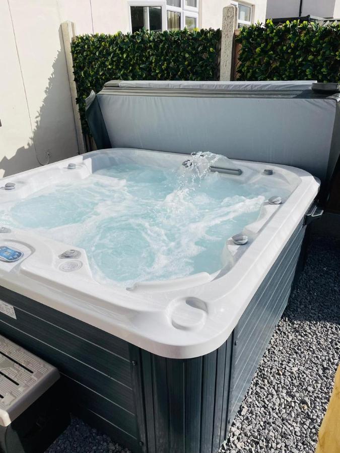 Stylish Hot Tub House With Free Parking! Βίλα Γιορκ Εξωτερικό φωτογραφία